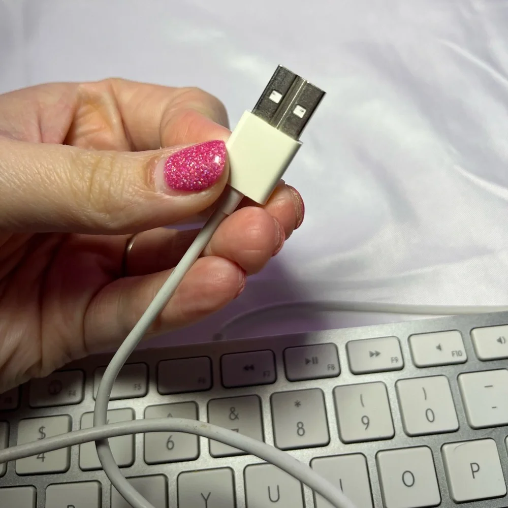 Apple A1243 Wired Keyboard White Slim USB Full Size‎